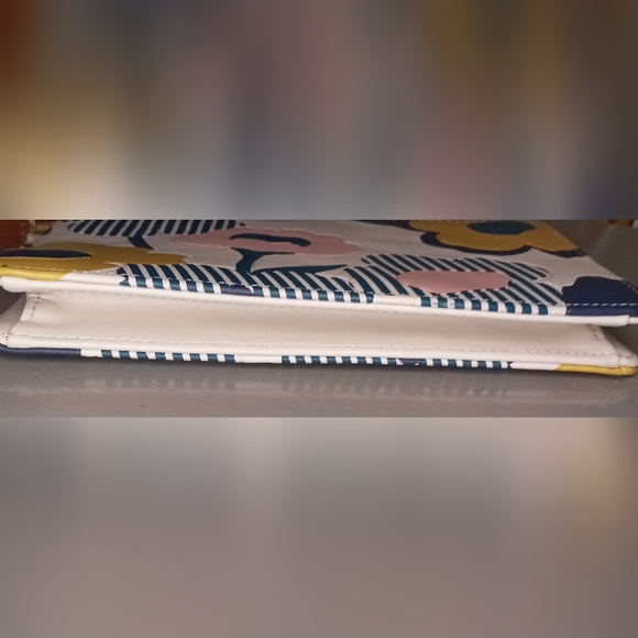 NEW Spartina 449 Tidalholm White Blue Floral Embossed Leather Wrislet Bag - Picture 5 of 6